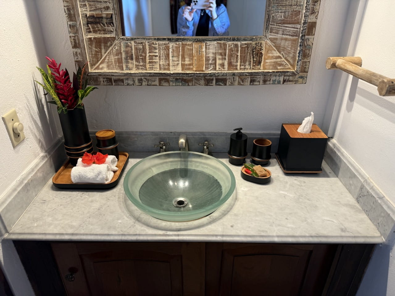 The Cilindro design features a striking contrast between a black exterior finish and the natural wood finish inside.