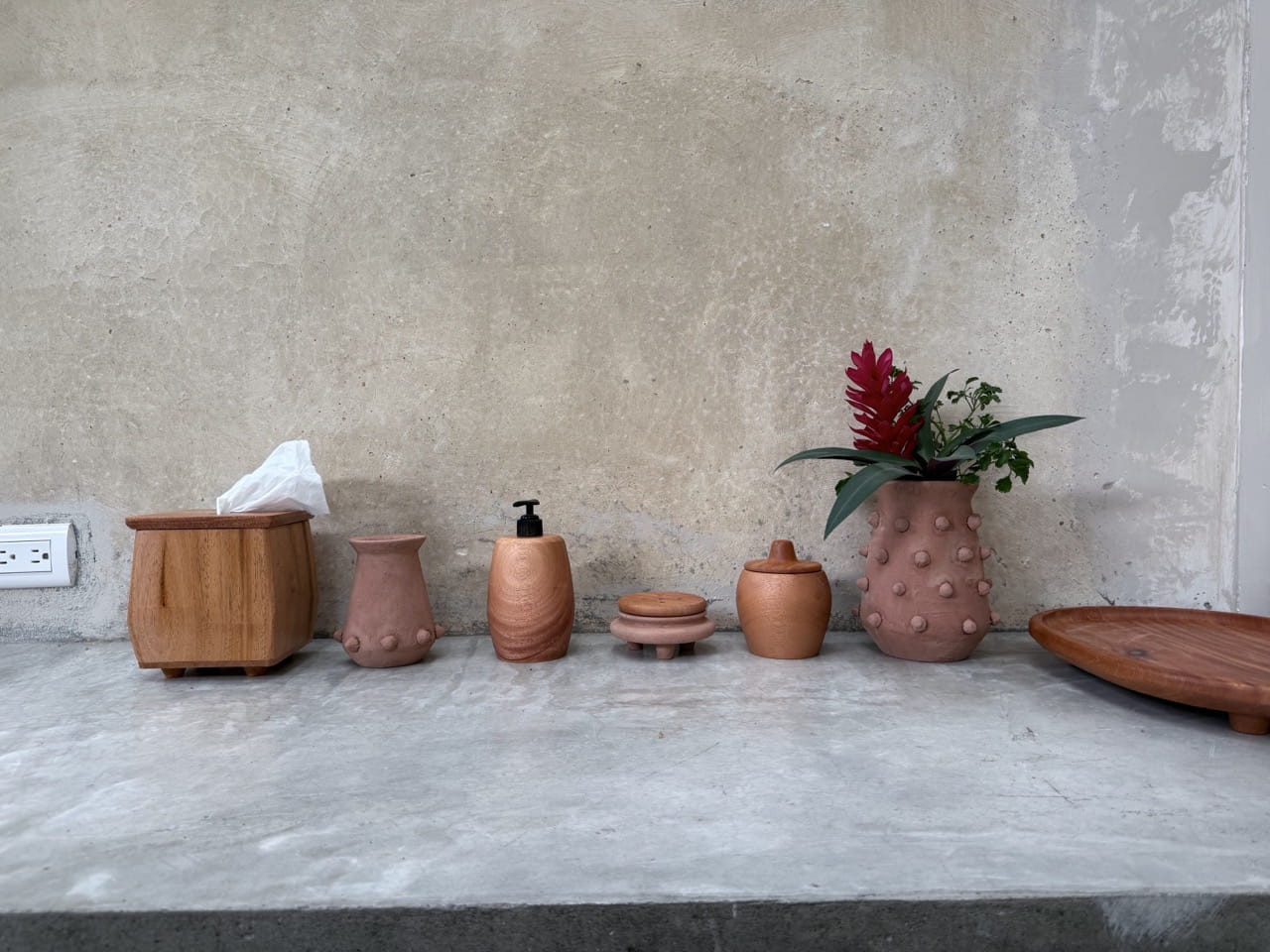 The Yaxha collection is influenced by traditional ceramics which often included feet, spikes of the Ceba tree (Guatemala’s national tree), and the many volcanoes in the Antigua area.
