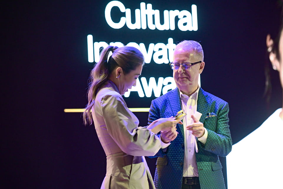 Sheridan Dean of Animation, Arts and Design, Mark Jones presents the Cultural Innovation Award to Maggie Kang at the Departure Honours Awards
