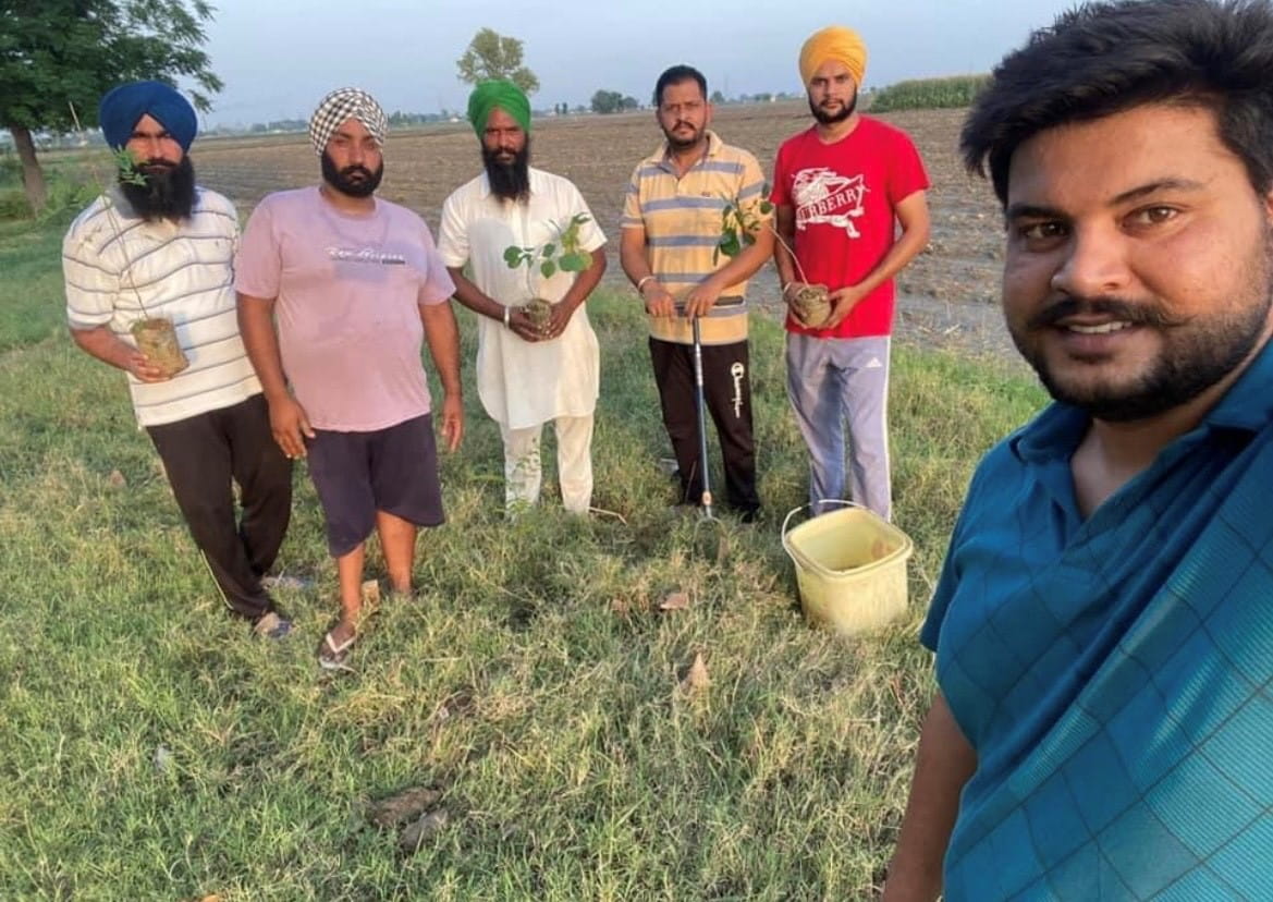 Sukhpal with Student Youth Club in India