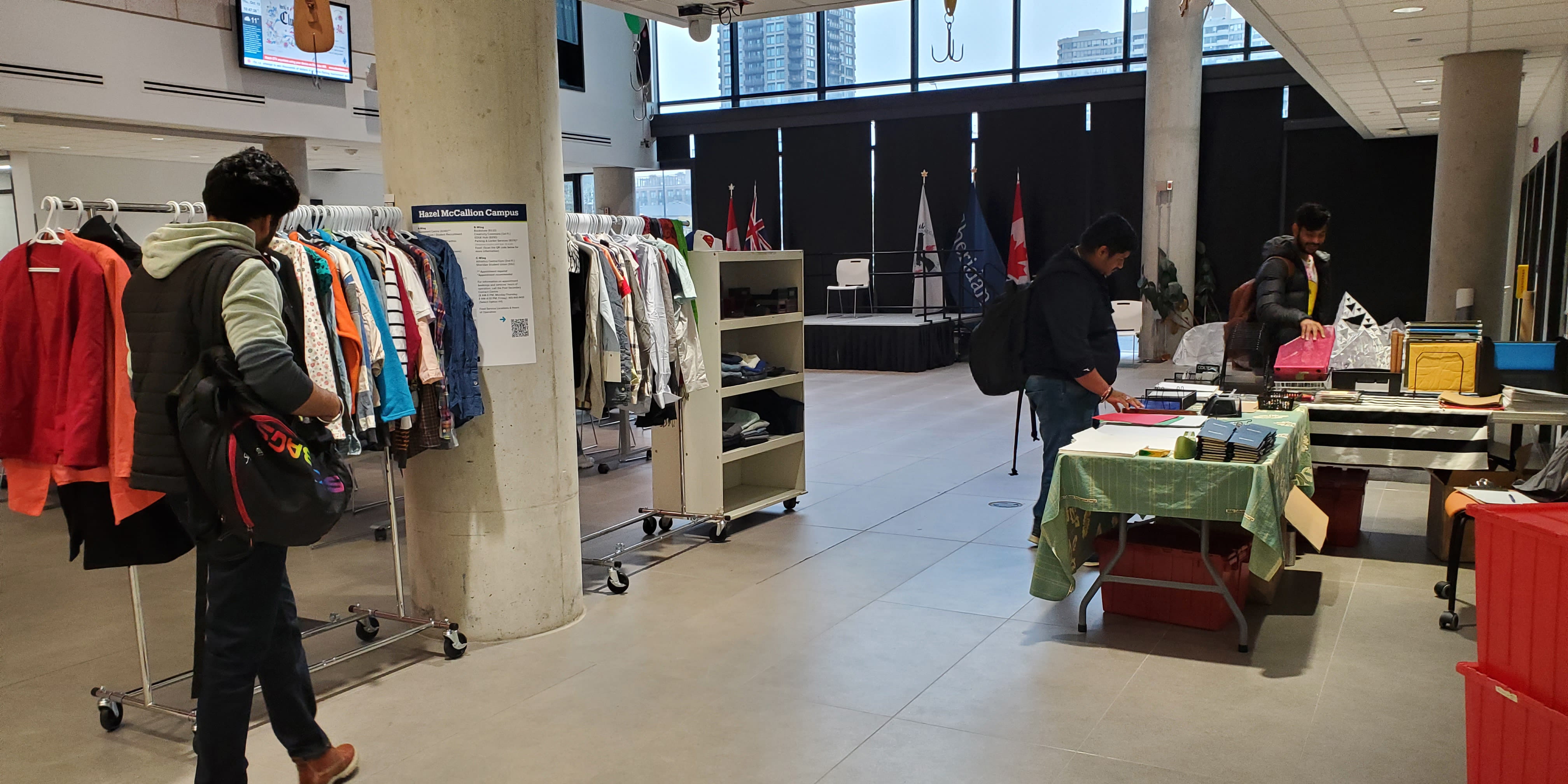 Students at the Freeuse pop-up shop event HMC Campus.