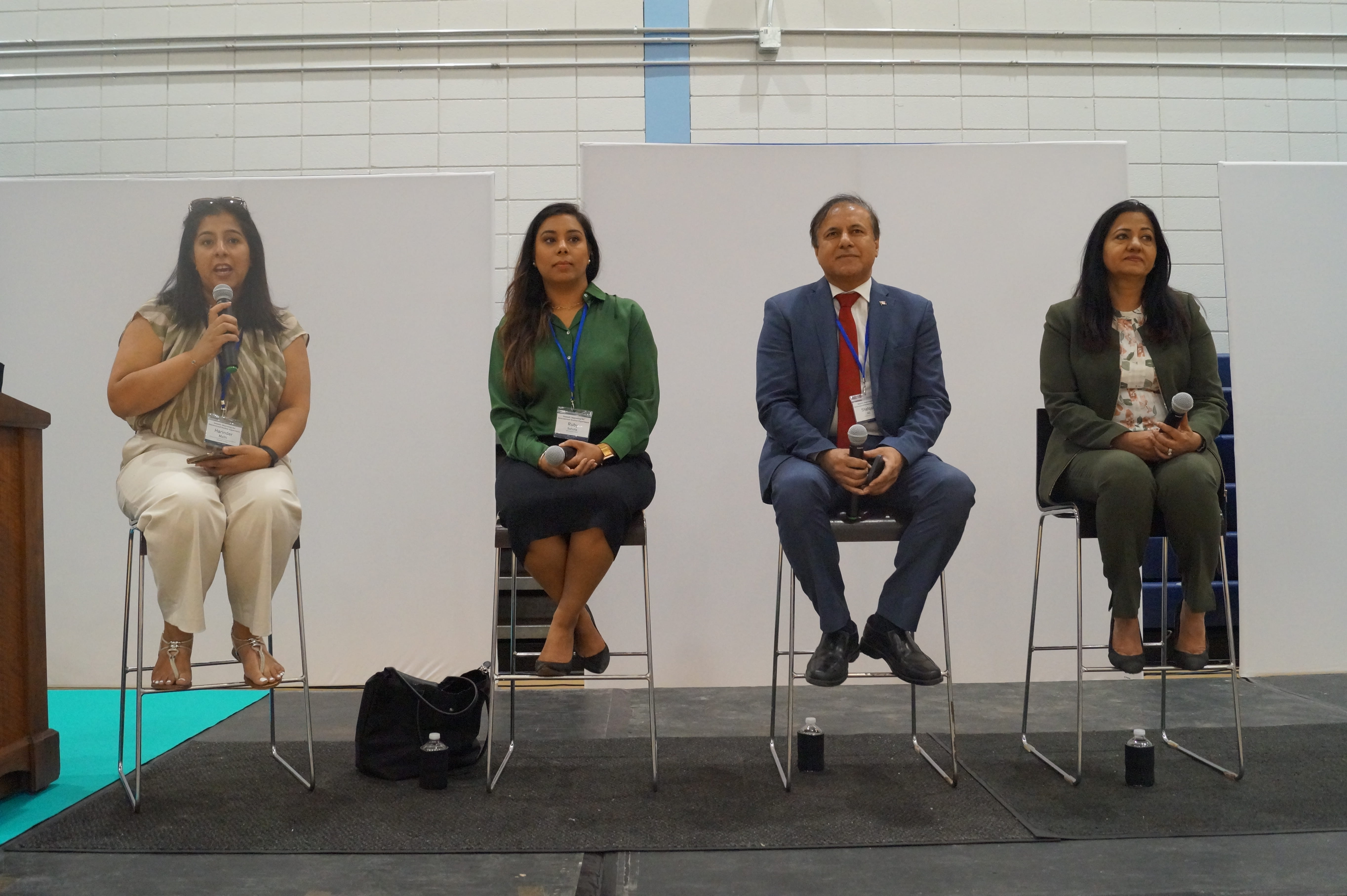 Moderator and members of government on stage