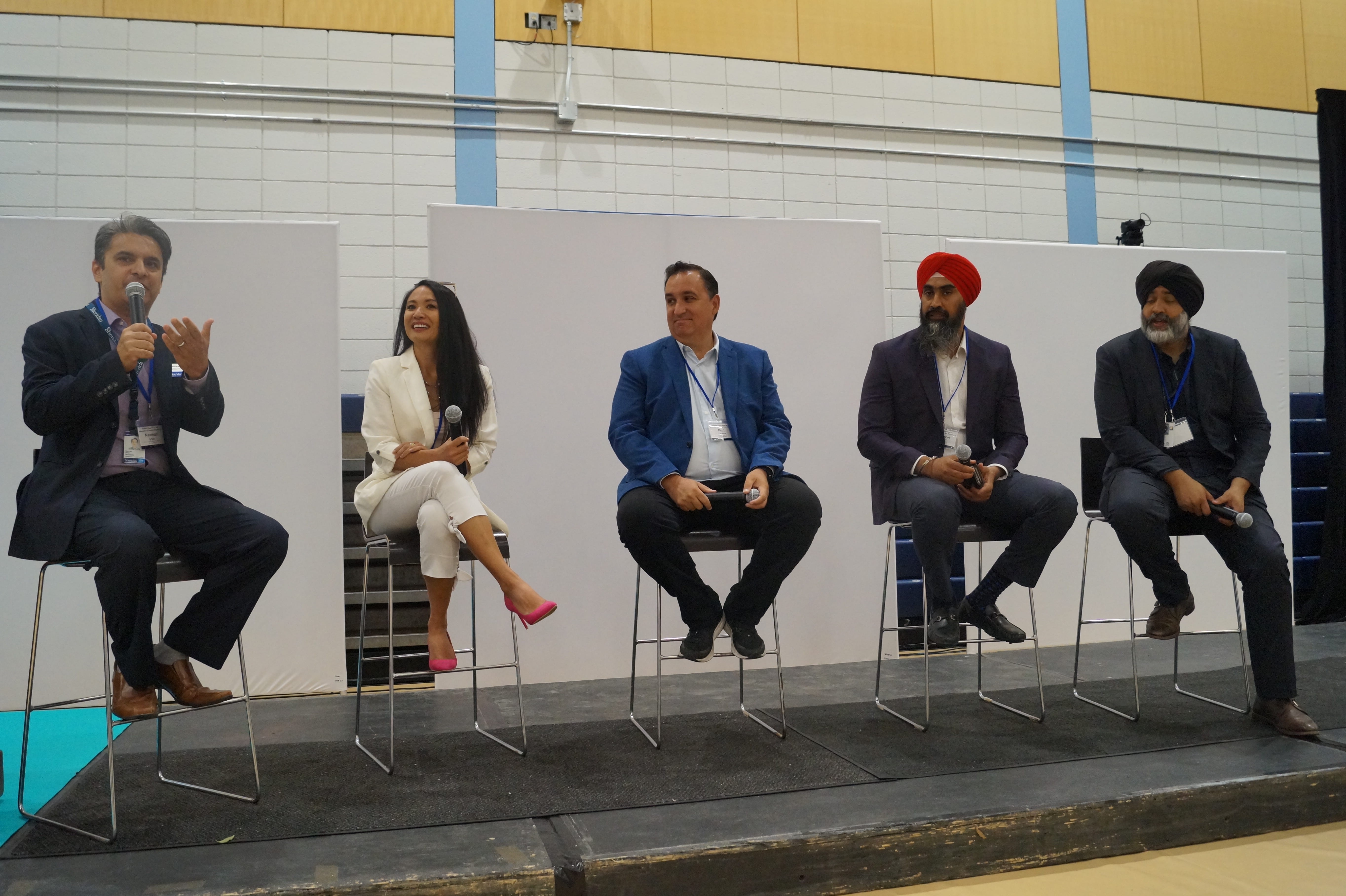 Moderator and members of government on stage